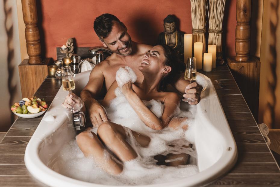 088A9835 Das romantische Familienhotel direkt am Bergsee, im Winter absolut schneesicher, im Sommer angenehm fresh an der Grenze zwischen Steiermark und Kärnten. Schifahren, Snowboarden, Schneeschuhwandern, Eislaufen, Langlaufen im Winter, Wandern, Mountainbiken, Jagd und Entspannung im Sommer. Yoga, Retreats, Wellness, Spa, Seminar und Hochzeit mitten im Zirbenwald mit Bali Flair. Bio regionale Kulinarik, gerne auch vegan und vegetarisch.