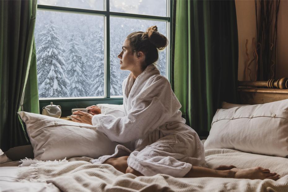 Winterblick aus einem gemütlichen Raum_KORR